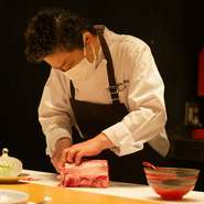 カウンターの目の前で、肉を捌き、カット。当意即妙な説明も交えつつ、味付けしながら盛りつけていく。目の前で料理を次々と仕上げていく。岡田前の名に恥じないパフォーマンスはこのレストランの醍醐味です。	