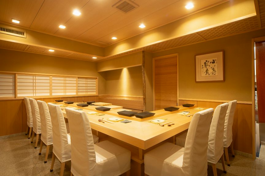 上質で温かみのある空間に配した、全8席のカウンター