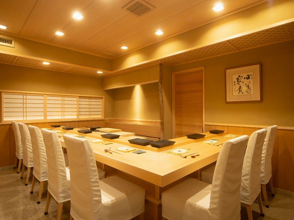 上質で温かみのある空間に配した、全8席のカウンター