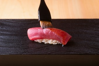 しっかりと熟成させ、旨みを最大限に引き出した本まぐろ。『まぐろ』