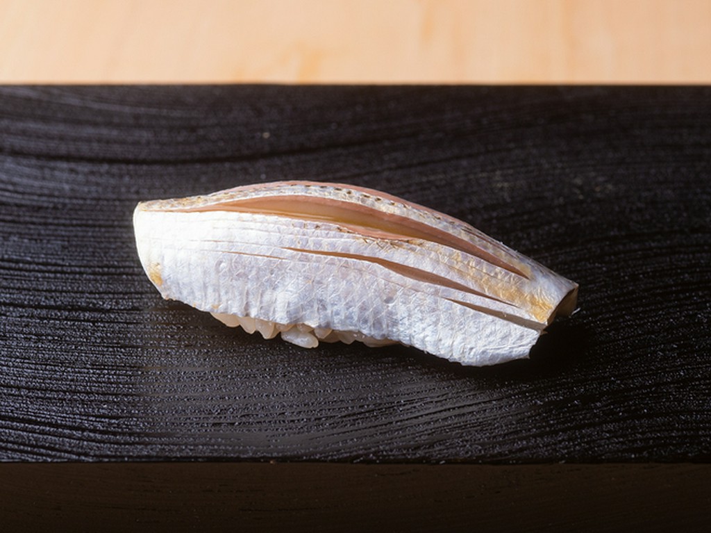 鮨職人の腕の見せ所、小肌。絶妙な加減で酢〆に。『小肌』