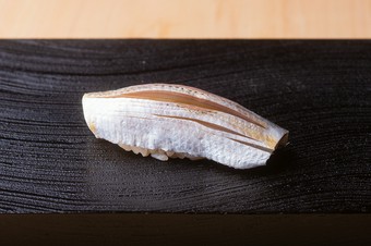 鮨職人の腕の見せ所、小肌。絶妙な加減で酢〆に。『小肌』