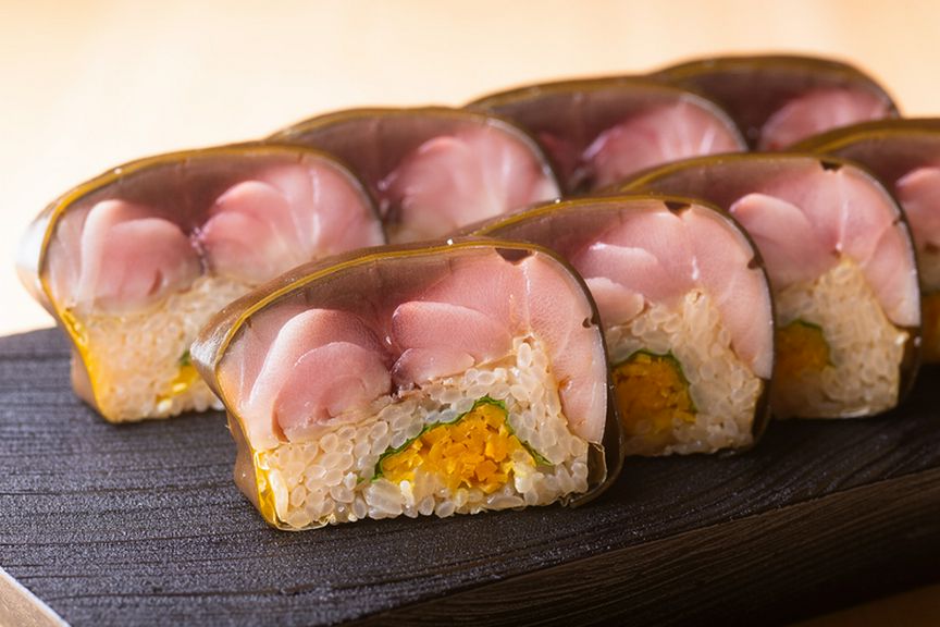 脂のりのいい鯖に、3種類の昆布と大葉、たくあんを合わせて。『鯖の棒寿司』