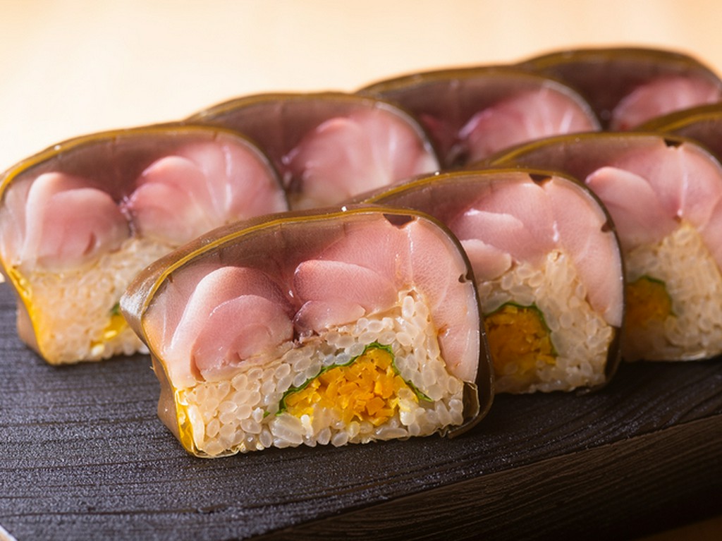 脂のりのいい鯖に、3種類の昆布と大葉、たくあんを合わせて。『鯖の棒寿司』