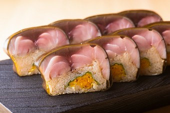 脂のりのいい鯖に、3種類の昆布と大葉、たくあんを合わせて。『鯖の棒寿司』