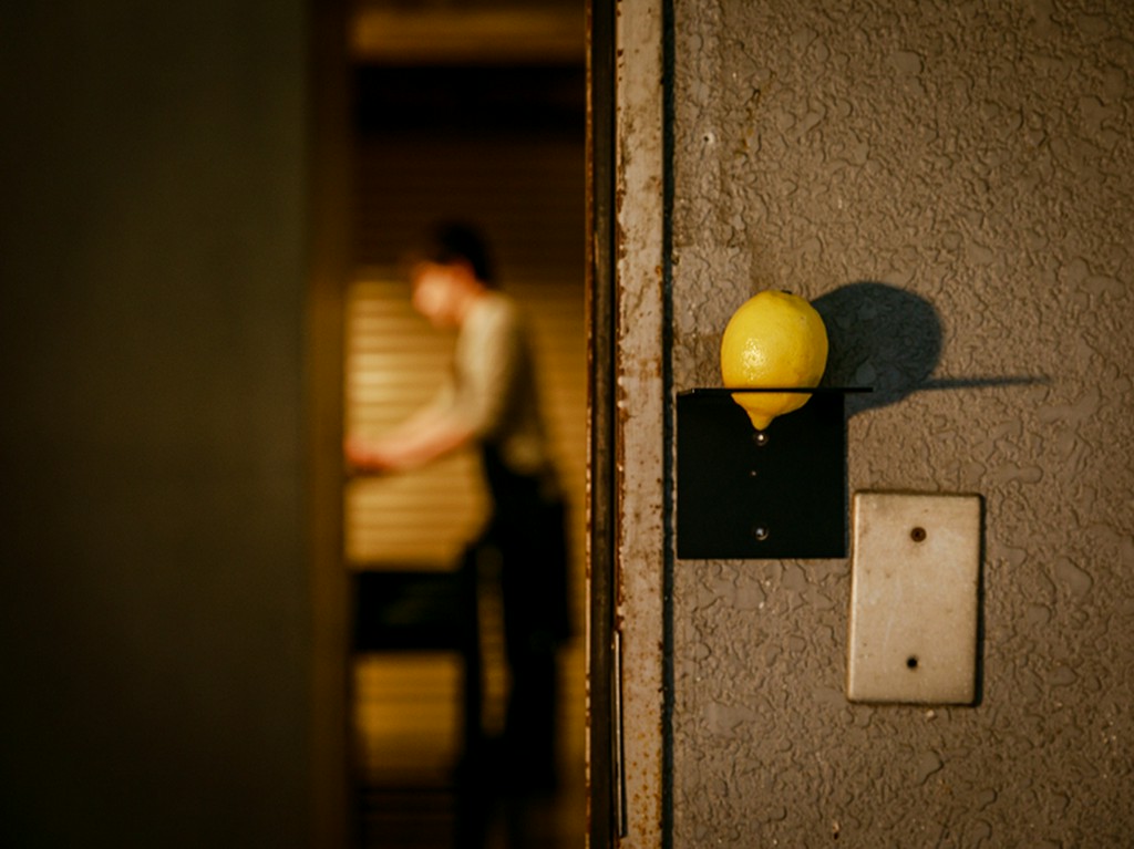 裏通りにひっそりとエントランスを構えた、大人の隠れ家
