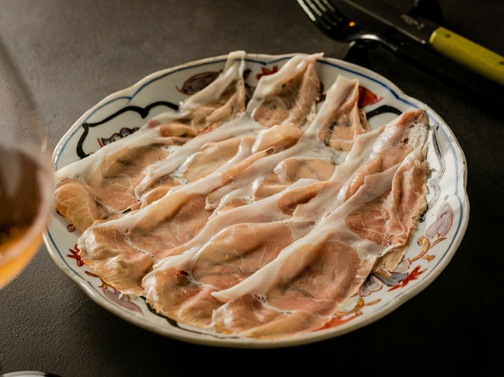 上質なイタリア産を薄切りにして、口の中で溶けるように旨みと甘みが広がる。『生ハム』