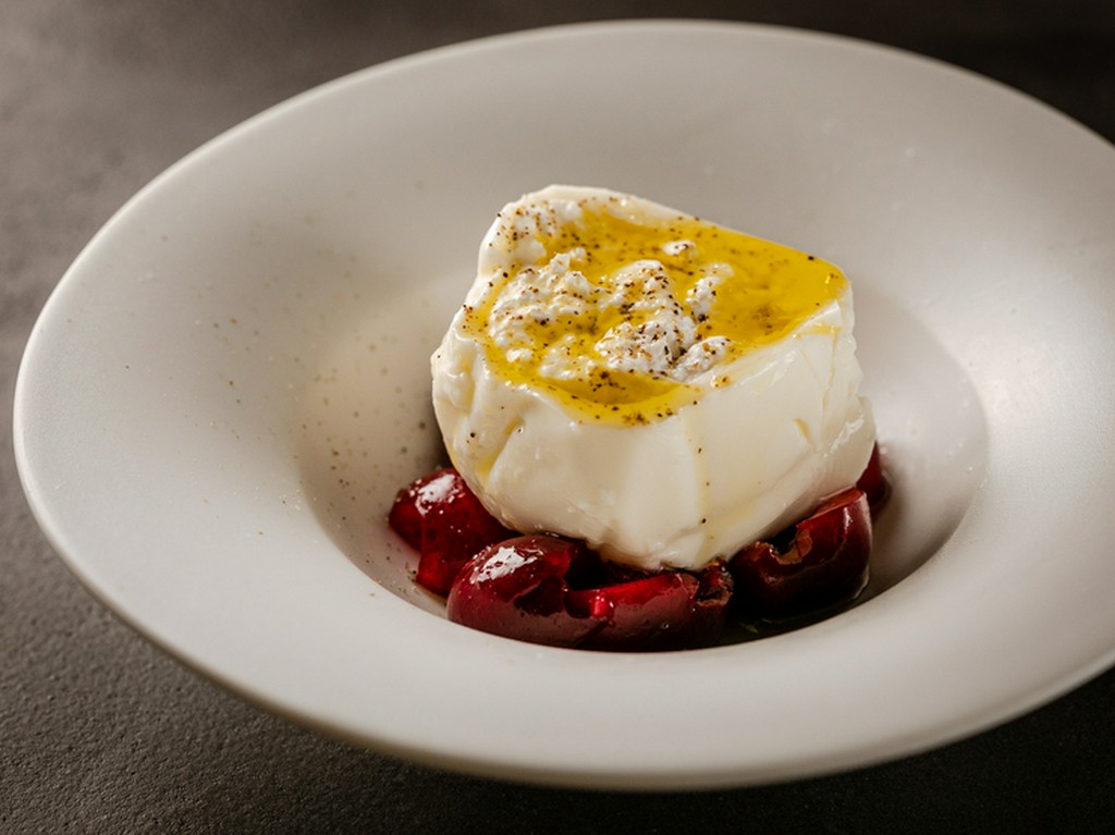 とろけるブラータに果汁あふれるアメリカンチェリーを添えて『ブラータとアメリカンチェリーのカプレーゼ』