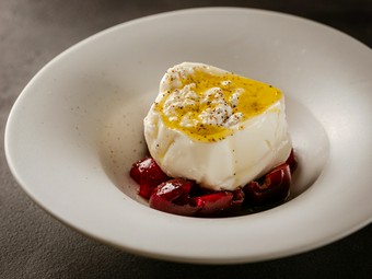 とろけるブラータに果汁あふれるアメリカンチェリーを添えて『ブラータとアメリカンチェリーのカプレーゼ』