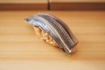 肉の厚みに合わせて締め加減を変える『小肌』