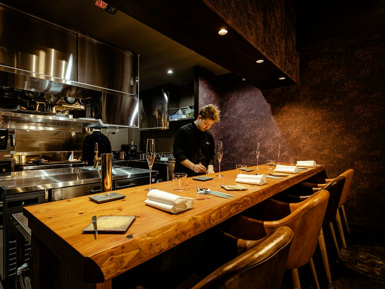 完全予約制のカウンター4席は臨場感も楽しめるシェフズテーブル