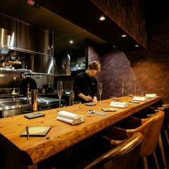 完全予約制のカウンター4席は臨場感も楽しめるシェフズテーブル