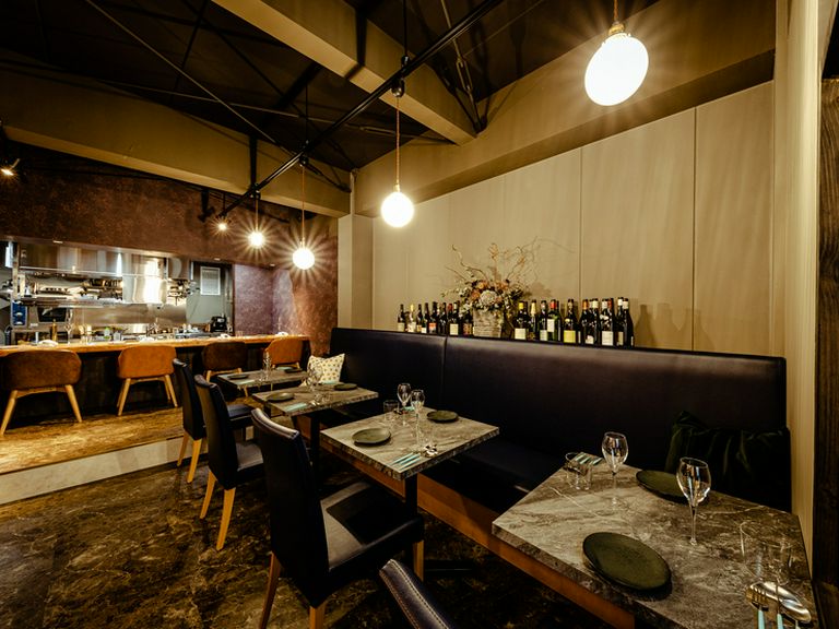 テーブル席は「ビストロ」。クオリティの高い料理をカジュアルに
