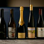 ワインは普段飲みできるものからハイクラスまで、自然派を中心にした幅広い品揃え。また、フランスワインだけでなく、イタリア、スロベニア、ポルトガル、スペインなど広い視野でのセレクトも髙木シェフならでは。