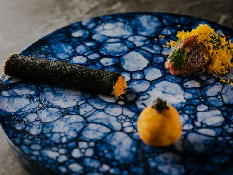 コース料理の前菜3点盛り:カニクリームコロッケ・竹炭のチュール・馬肉のタルタル