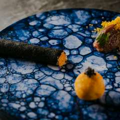 コース料理の前菜３点盛り：カニクリームコロッケ・竹炭のチュール・馬肉のタルタル