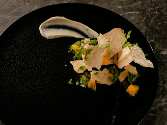 コース料理のスペシャリテ１：フォアグラとパン・デピスのメレンゲ、柑橘と菊芋のピューレ