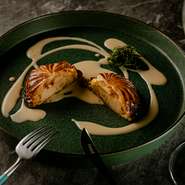 コース料理のスペシャリテ２：オマール海老のパイ包み焼き ビスクソース