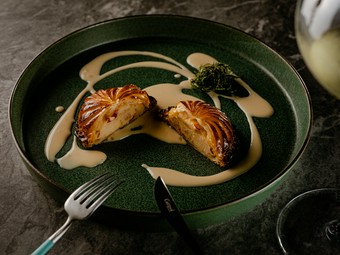 コース料理のスペシャリテ２：オマール海老のパイ包み焼き ビスクソース