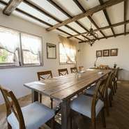 誰かの家にお邪魔するような気持ちで扉を開けると、洗練された空間が広がります。リビングのようなソファ席で食前酒、奥のメインテーブルに移動してコース料理をワインと共に。非日常のひとときをゆっくりどうぞ。