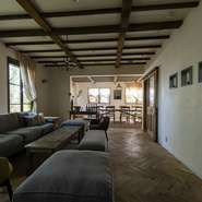 2007年に内装を一新し、欧州の農家レストランの雰囲気に。フローリングやメインテーブルには天然木を使い、温かみが感じられます。海外からのゲストも想定し、食器は主に国内の作家のものをセレクトしています。