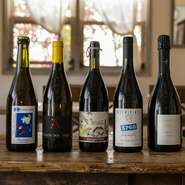 季節の野菜をふんだんに使った逸品に合わせるワインは、ナチュールを中心に約300種と圧巻の品揃え。ソムリエのマダムのおすすめはもちろん、ハーブやかんきつが香るオリジナルのノンアルコールドリンクも豊富です。