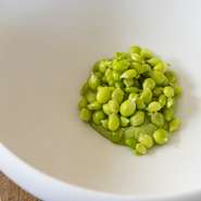 バスク地方で親しまれている豆料理を、ツタンカーメンやスナップえんどうなど計4種の品種で。豆本来のみずみずしさと、レモンが香るオリーブオイルで仕上げたピューレのなめらかな食感にワインが進みます。