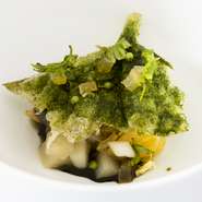 めずらしいズッキーニの花をカラッと揚げて、自家製の乾燥パセリパウダーをひとふり。サザエの肝を贅沢に使ったコクのあるソースは独活（ウド）、木の芽、フレッシュな柑橘（河内晩柑）で仕上げました。