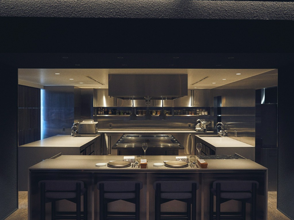 まるでキッチンの中にいるようなシェフズテーブルのカウンター