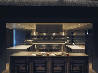 まるでキッチンの中にいるようなシェフズテーブルのカウンター