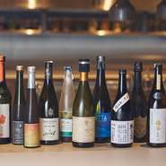 経験豊富なビバレッジディレクター大井充氏が一皿ごとにワインや日本酒を提案。ノンアルコールは、厳選の無農薬栽培茶葉を丁寧に抽出、ボトリングしたザ・ティーカンパニーのボトルドティーを使用しています。