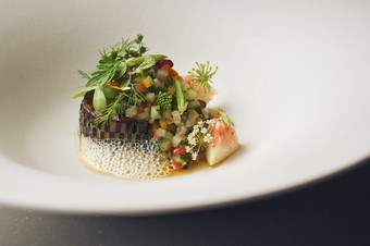 野田シェフの幼少期の思い出を形にした『畑を食べる』シグニチャーメニュー