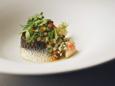 野田シェフの幼少期の思い出を形にした『畑を食べる』シグニチャーメニュー