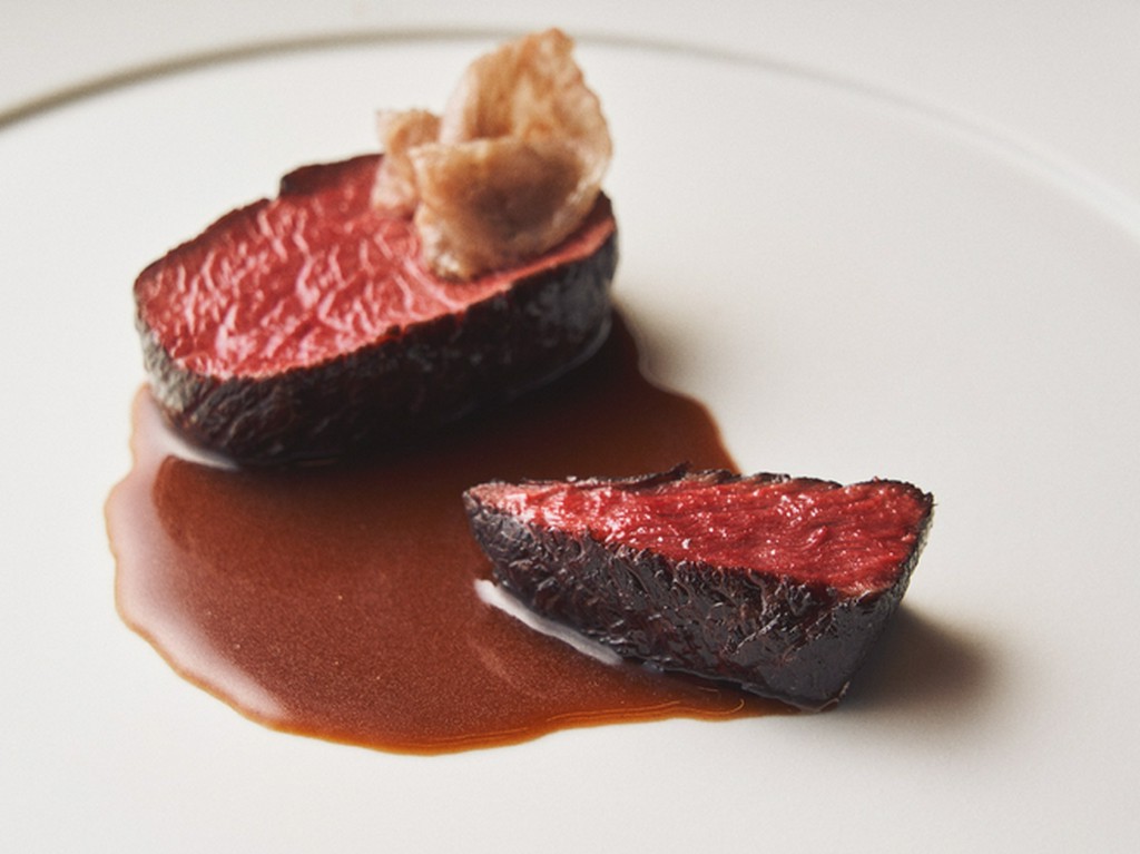 白糠の名ハンター・松野さんから届く『蝦夷鹿 ロースとシンタマのロースト 飛騨牛の炭火焼脂を添えて』