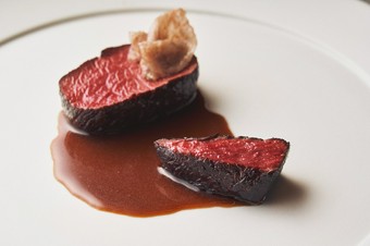 白糠の名ハンター・松野さんから届く『蝦夷鹿 ロースとシンタマのロースト 飛騨牛の炭火焼脂を添えて』