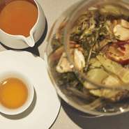 食事で使用した野菜の端材をサイフォンで３〜４回煮出したものをスープにならないギリギリの塩加減で提供。パリ時代の常連客だった村上隆氏が『ゴミのスープ』と命名されたそう。