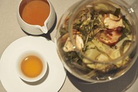 食事で使用した野菜の端材をサイフォンで３〜４回煮出したものをスープにならないギリギリの塩加減で提供。パリ時代の常連客だった村上隆氏が『ゴミのスープ』と命名されたそう。