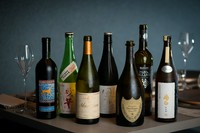 季節の食材のおまかせコースに合わせて10種類以上の上質なワインや日本酒全でペアリングご用意しております。