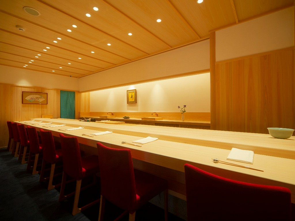 国産ひのきの一枚板が美しいカウンター				