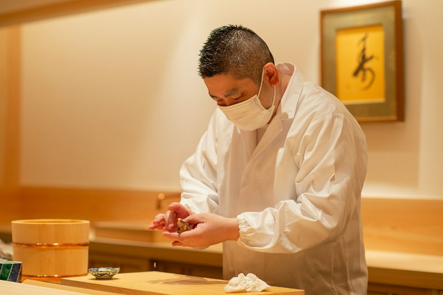 寿司を握る姿を眺められるカウンターで臨場感を楽しむ