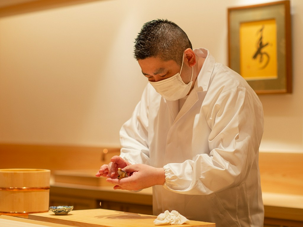 寿司を握る姿を眺められるカウンターで臨場感を楽しむ