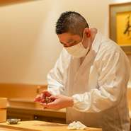 魚に対する知識も豊富な佐竹さん。カウンターに座り、握ってくれるネタについて聞けば、産地や種類はもちろん、漁法などについても教えてくれます。ぜひコミュニケーションしながら楽しんで。	