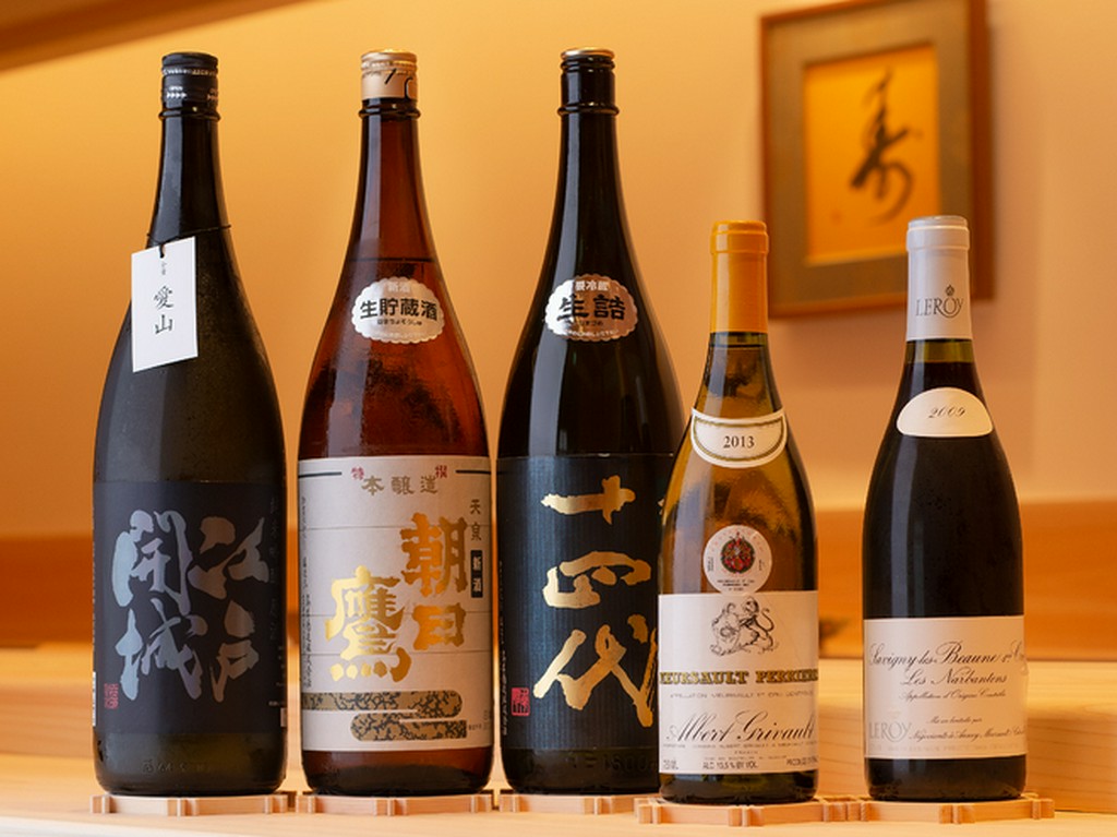 レアな日本酒から銘醸ワインまで多種そろうラインナップ				