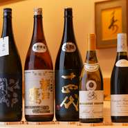 お酒は、いろいろなお客様の好みに合わせられるよう日本酒からワイン、シャンパーニュまで幅広く揃います。中には、100年を経て蘇った東京の酒蔵「東京港醸造」の“江戸開城”といった希少な日本酒も。				
