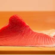 マグロは、一流鮨店御用達である豊洲のマグロ仲卸し「やま幸」から。定置網と旋網で捕れる天然本マグロに拘っている。その他の鮨だねも毎朝６時に豊洲に通い、信用のおける仲卸しから仕入れている。				
