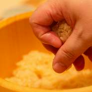 仕込みが遅れ、熱い酢飯のまま握った味見用の鮨が予想外においしかったことから生まれた“熱いシャリ”。米の炊き加減や酢の調合を微調整し、熱い酢飯から冷めていく段階で、温度にあわせてネタを合わせていきます。