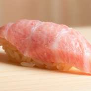 握りは、切りつけたばかりの冷たい大トロを熱い酢飯で握った鮨から開始。最後に再び大トロの鮨が登場しますが、最初とは違い、マグロが常温に戻った状態で握ります。ネタの温度差による味の変化を楽しんで。