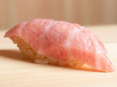 握りの最初と最後に登場する『大トロ』