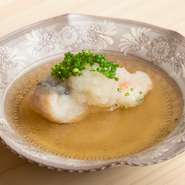 野菜などの爽やかな一皿から始まる７種前後のつまみの最後に登場するのが、この『甘鯛の煮おろし』。品の良いだしとサクッと軽やかに揚げた甘鯛の取り合わせは、割烹のそれを思わせる垢抜けたおいしさです。