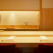無駄な装飾を排し、清廉として清々しい空間は、広々としてゆったりと鮨を頂くにふさわしい雰囲気です。他に、最大5名まで利用できるカウンター個室も用意されています。